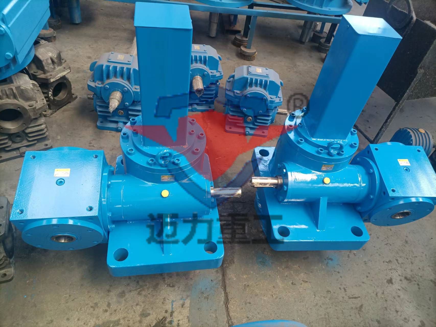 客戶定制雙級轉(zhuǎn)向升降機(jī)